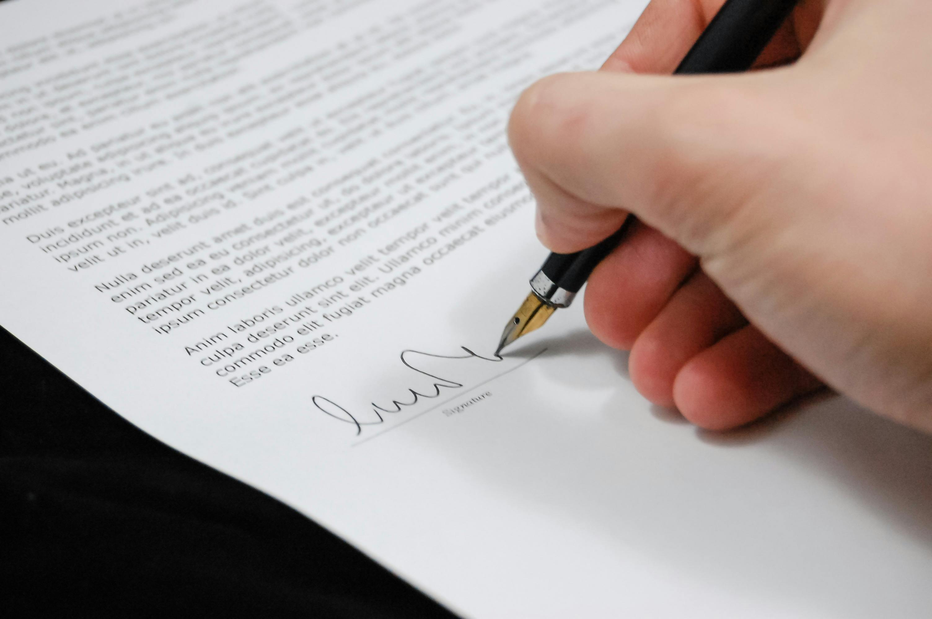 Professionnel préparant un document